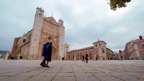 Zeitraffer-Der-Fassade-Der-San-Pablo-Kirche-Während-Eines-Bewölkten-Morgens-In-Valladolid,-Kastilien-Und-León,-Spanien