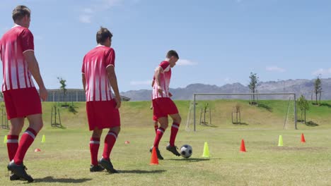 Fußballspieler-Trainieren-Auf-Dem-Feld