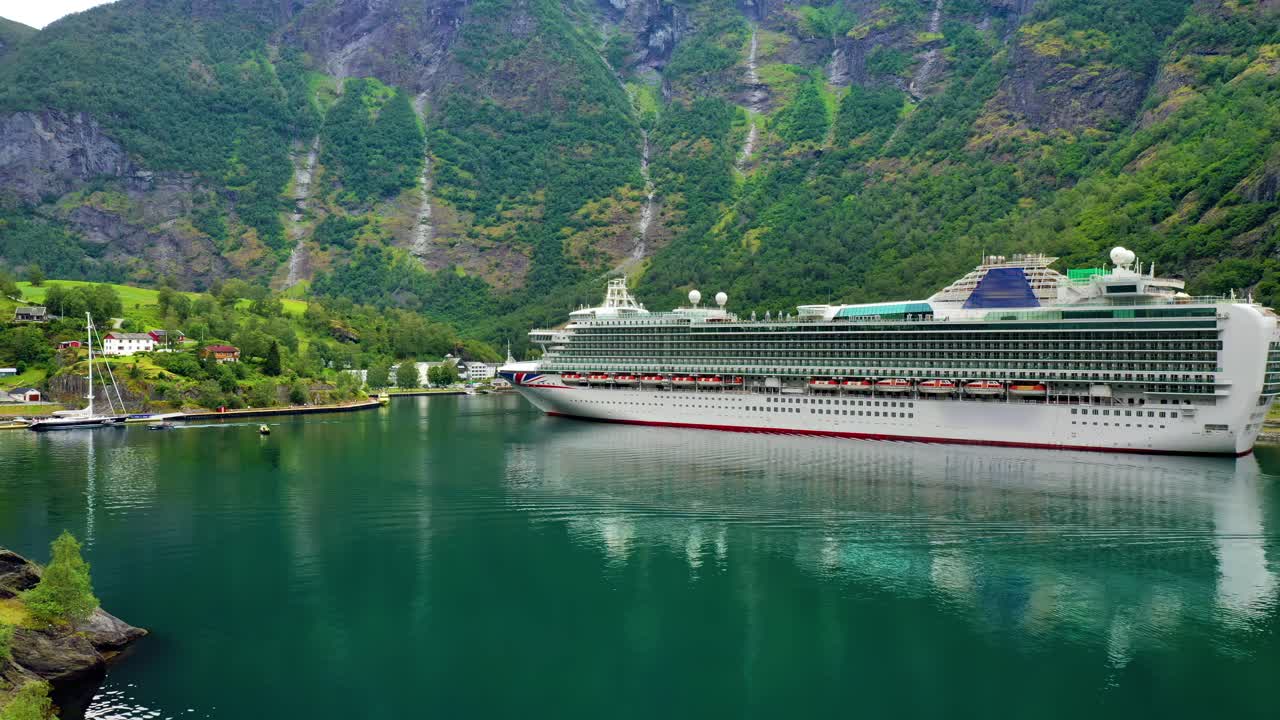Veduta aerea del villaggio di Flam con una nave da crociera nell'Aurlandsfjord, Norvegia.