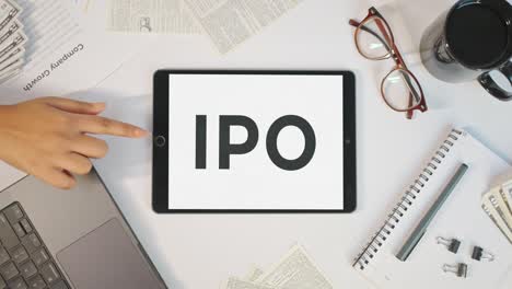 ipo se muestra en la pantalla de una tableta