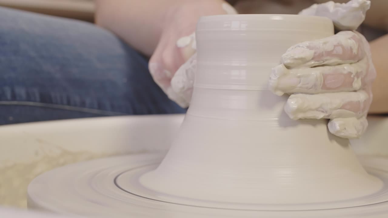 도자기 바를 사용하는 장인