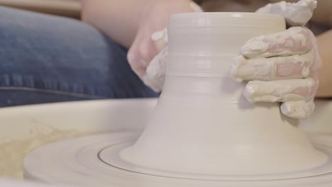 artesano que utiliza la rueda del alfarero