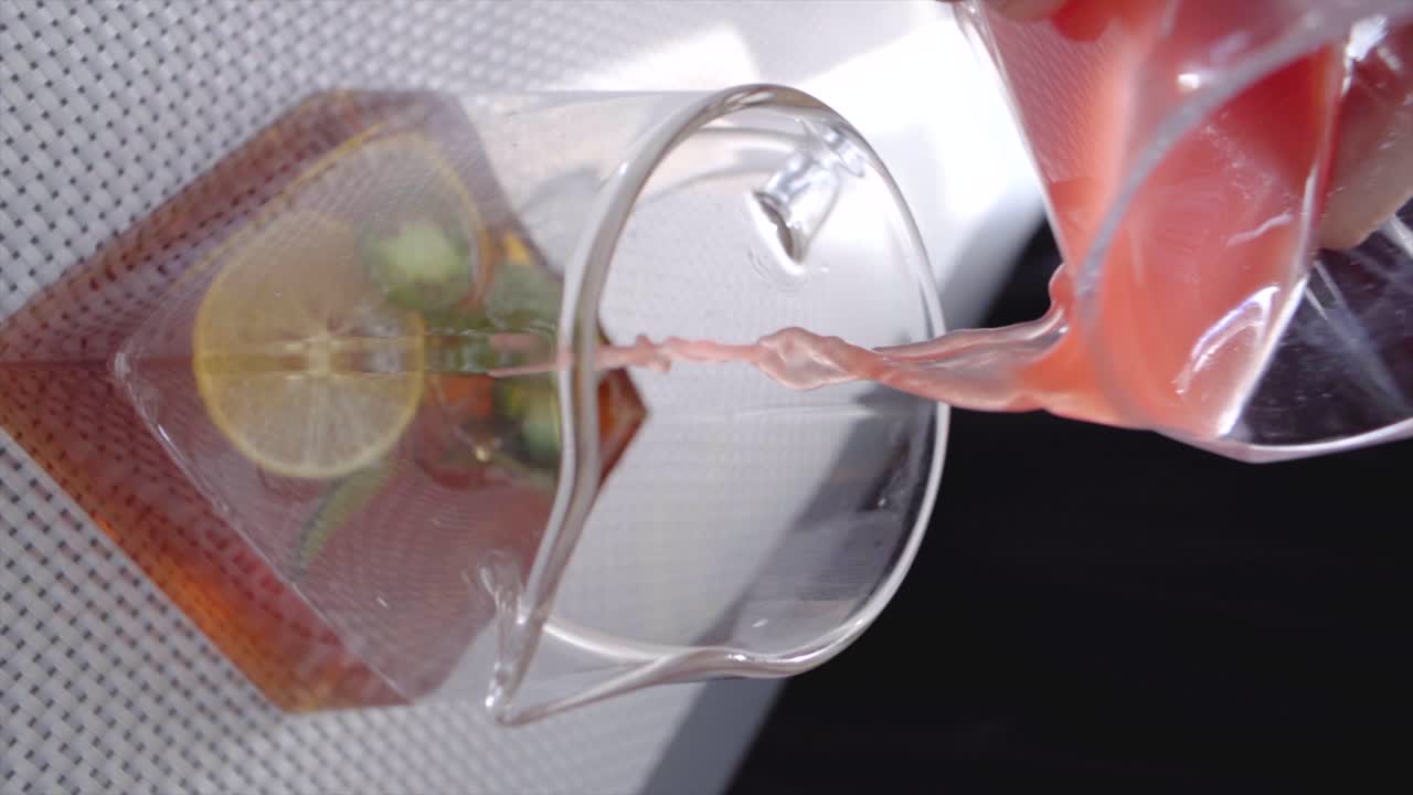 수박 주스 를 차 에 첨가 한다