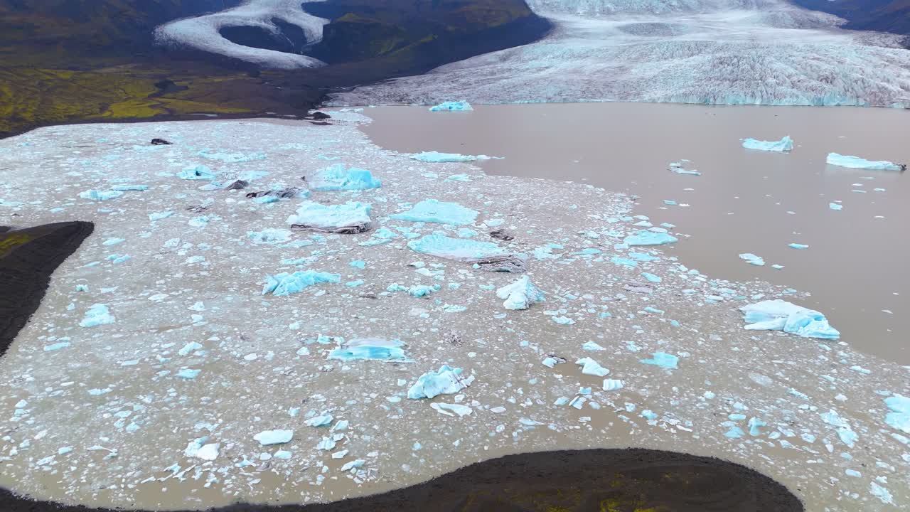 majestuosas imágenes aéreas de icebergs flotando en un lago glaciar, desierto ártico en islandia