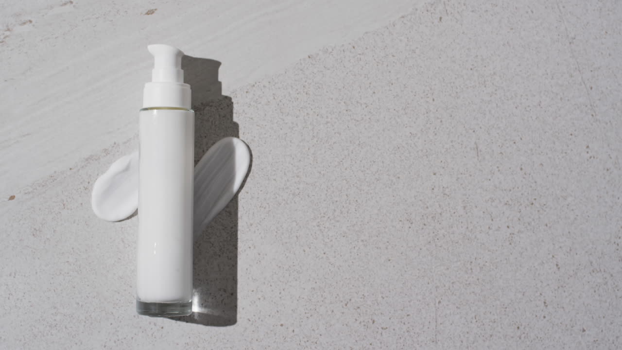 video de tubo de producto de belleza y manchas de crema con espacio de copia en fondo blanco