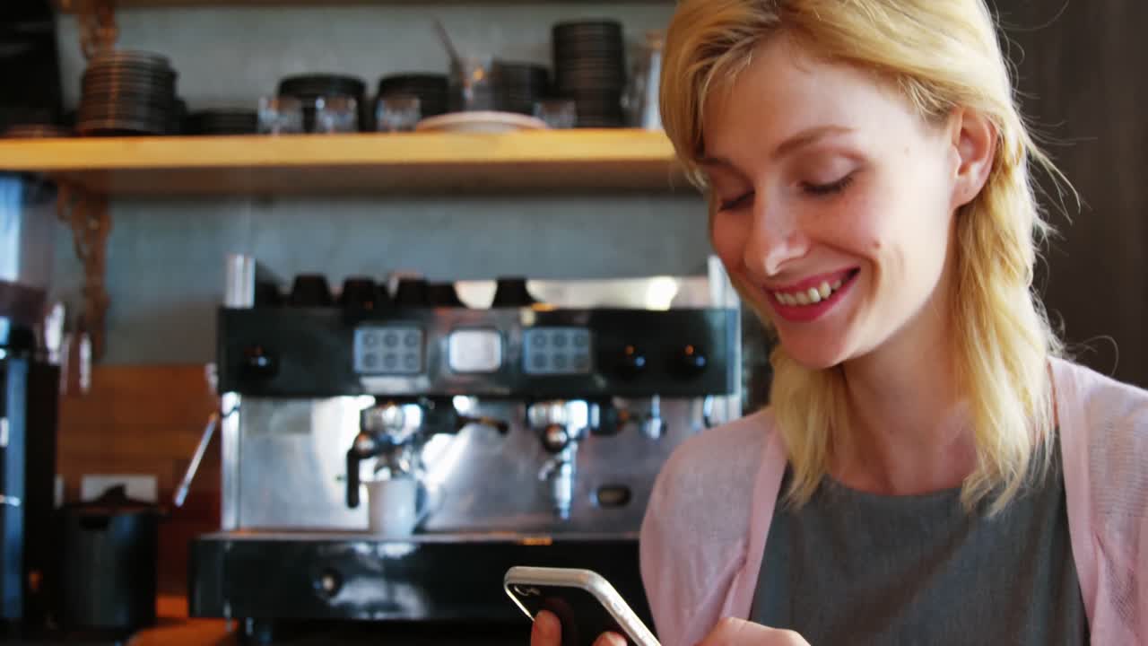 Donna sorridente che guarda il suo smartphone