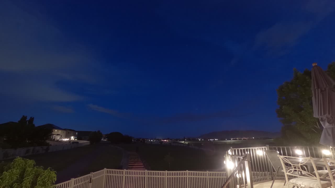 해가 지고, 밤새 달이 뜨고, 별들이 뜨고, 교외 지역을 가로질러 해가 뜨는 것 - 긴 기간의 타임  ⁇ 스