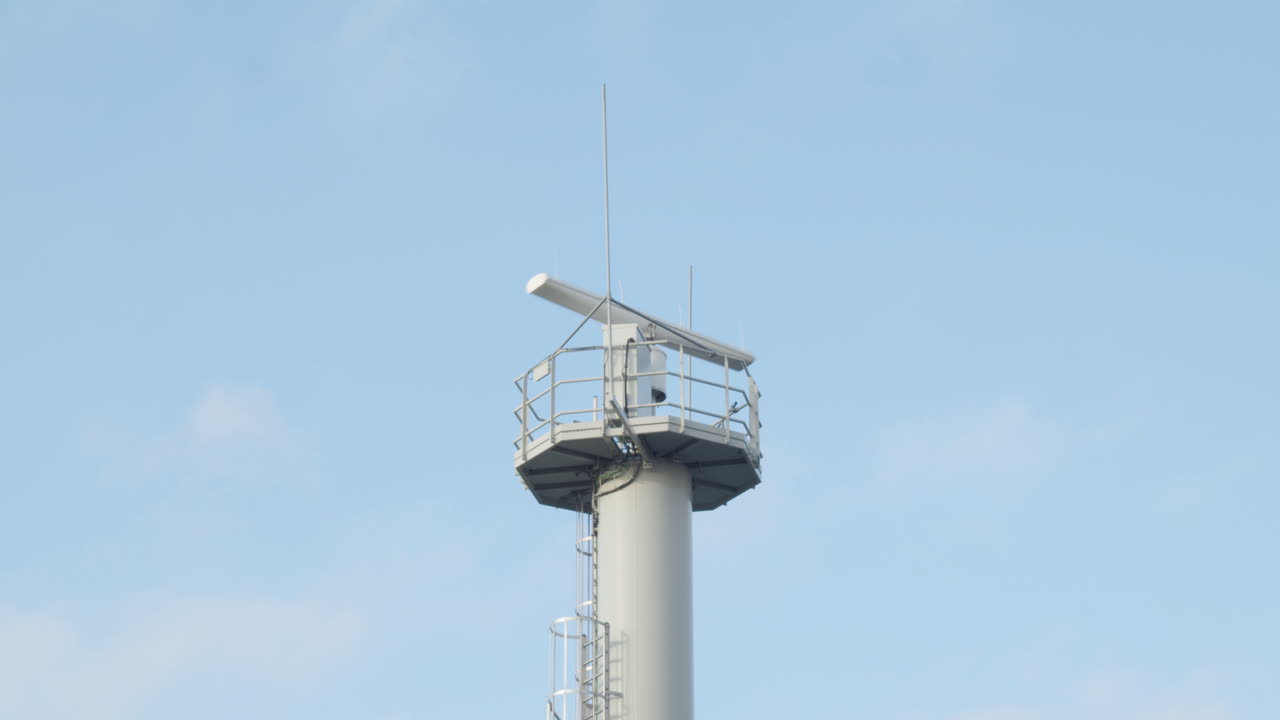 탑 위에서 회전하는 해상 레이더 탐지기 - 닫기