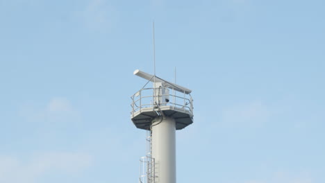 Localizador-De-Radar-Náutico-Girando-En-La-Parte-Superior-De-La-Torre---Cerrar