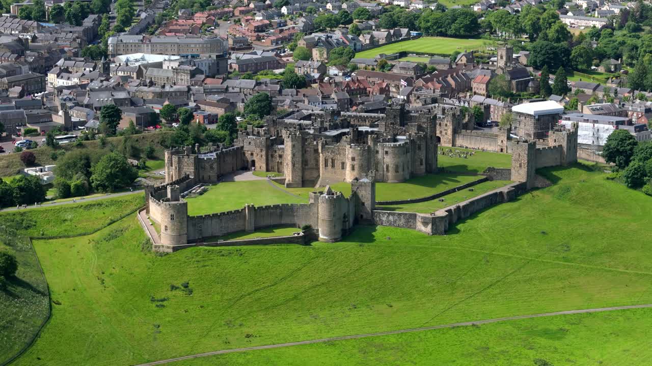 노버랜드에 있는 알누이크 성 (alnwick castle) 의 공중 촬영.