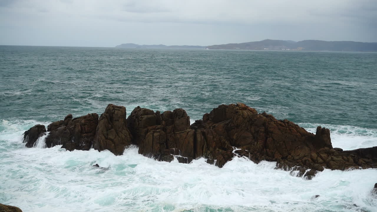 Riprese dell'Oceano Atlantico nella città di La Coruña, Spagna. Al rallentatore. Rocce e oceano. Al rallentatore.