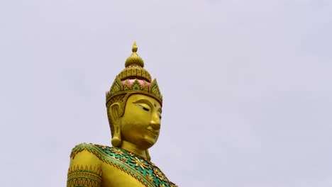 a large buddha’s statue in mahachai towering the sky is a welcome attraction to tourists and worship destination to devotees who are wanting specific blessings.