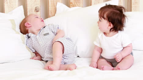 bebés lindos en una cama