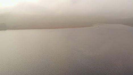 Spelga-Staudamm-An-Einem-Nebligen-Morgen