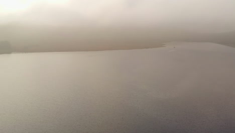 la presa de spelga en una mañana de niebla