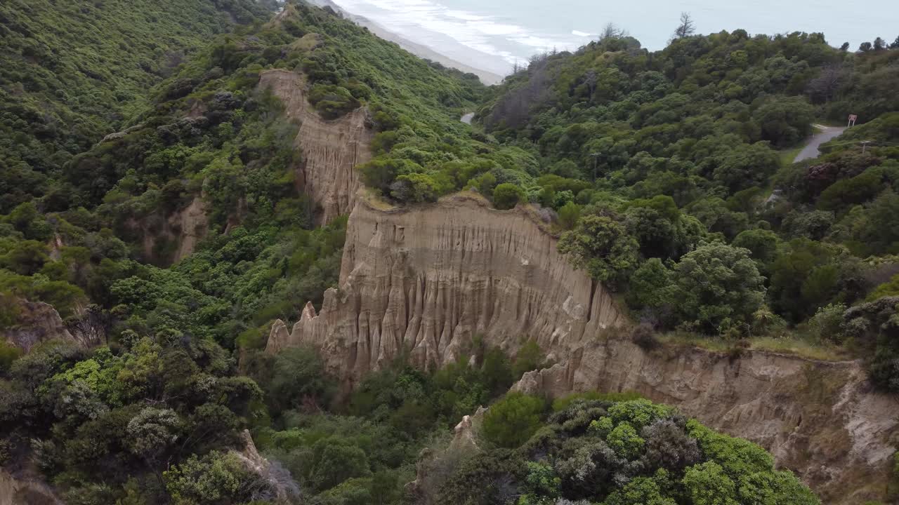 vista desde un avión no tripulado de los acantilados de la catedral en nueva zelanda