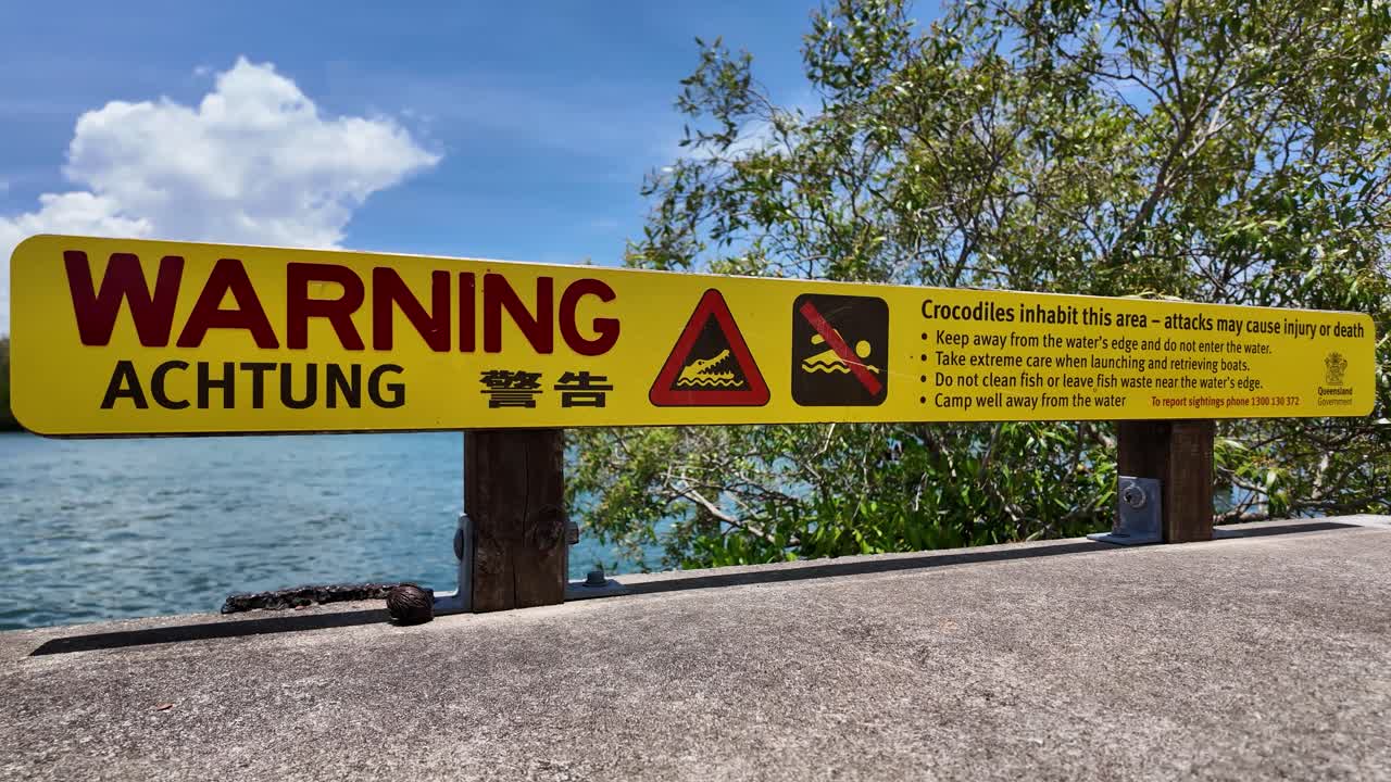 señal de advertencia achtung señal de advertencia personas cocodrilos habitan la zona y los ataques pueden causar lesiones o muerte