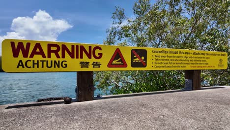 경고 표지판 (achtung warning sign) - 이 지역에는 악어가 서식하며 공격으로 인해 부상이나 사망이 발생할 수 있습니다.