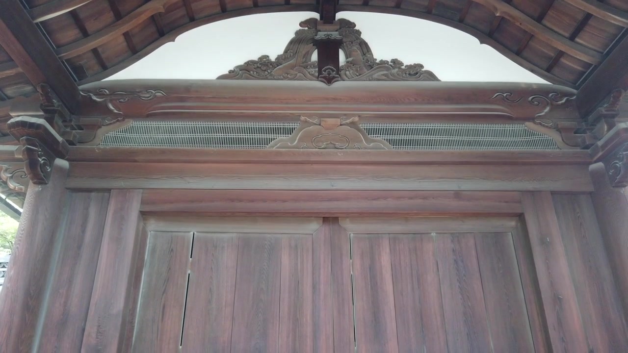 Gros plan en contre-plongée de l'architecture traditionnelle d'une porte en bois au temple Kinkakuji, Kyoto, Japon, 60 ips