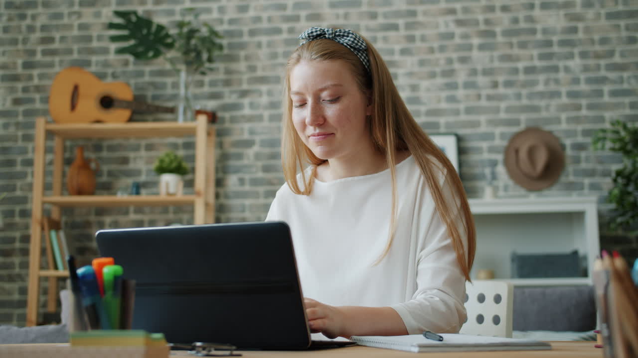 una adolescente que estudia en casa