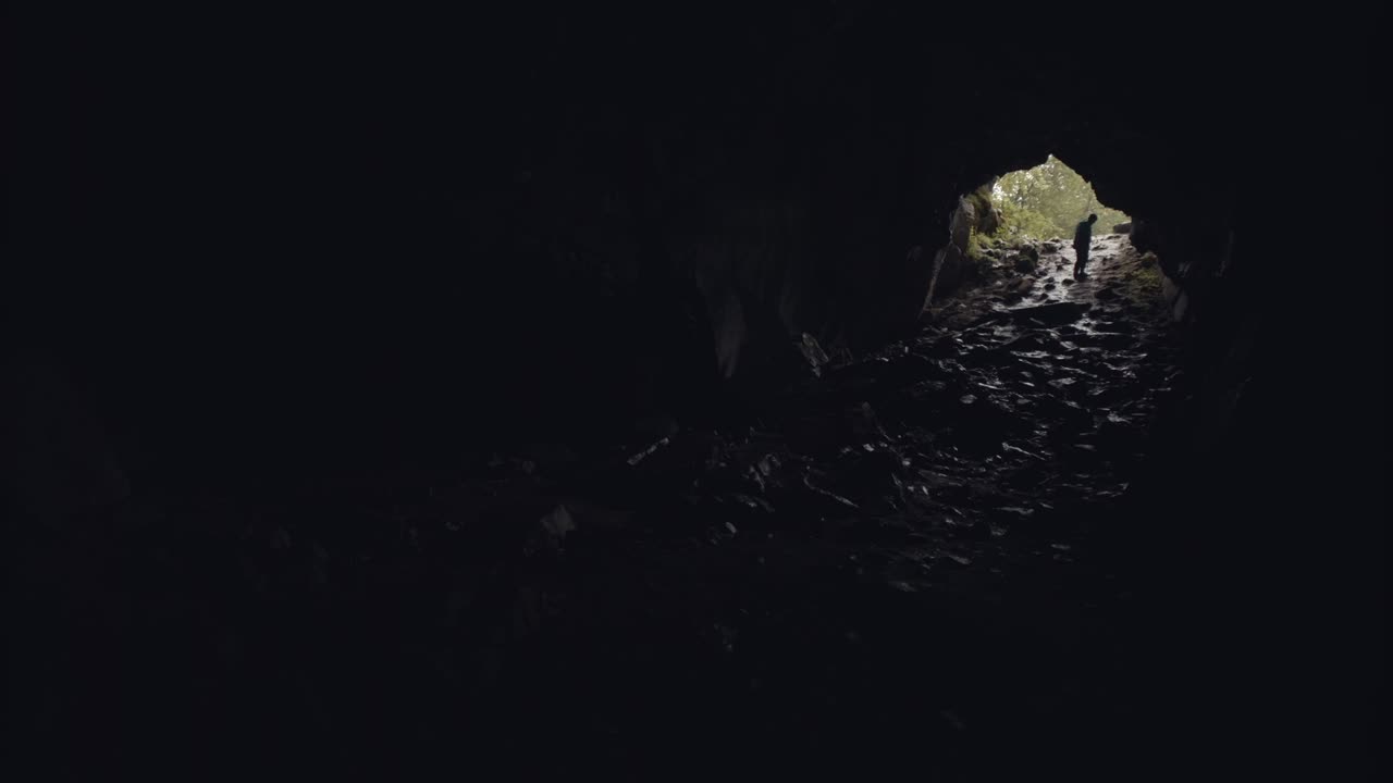 explorando una cueva oscura