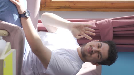 video vertical de un hombre feliz saludando a la cámara.