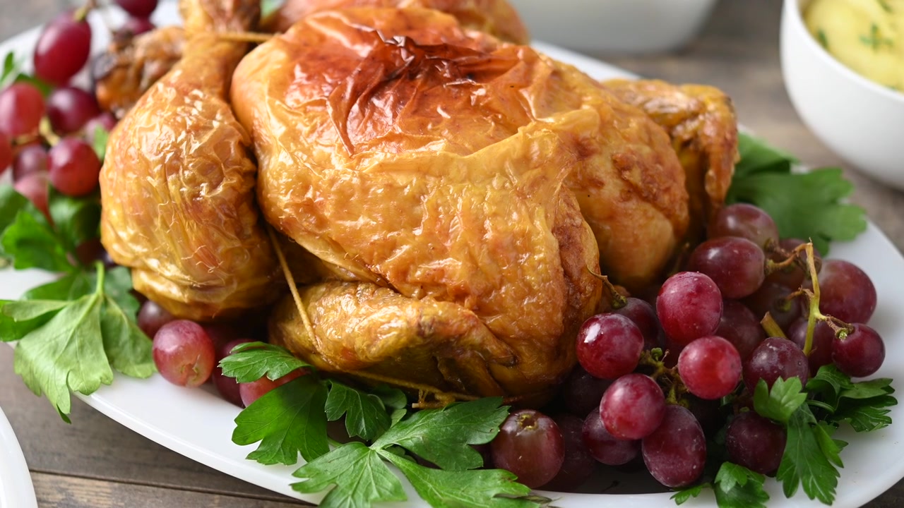 Tacchino arrosto con uva e prezzemolo per la cena del Ringraziamento