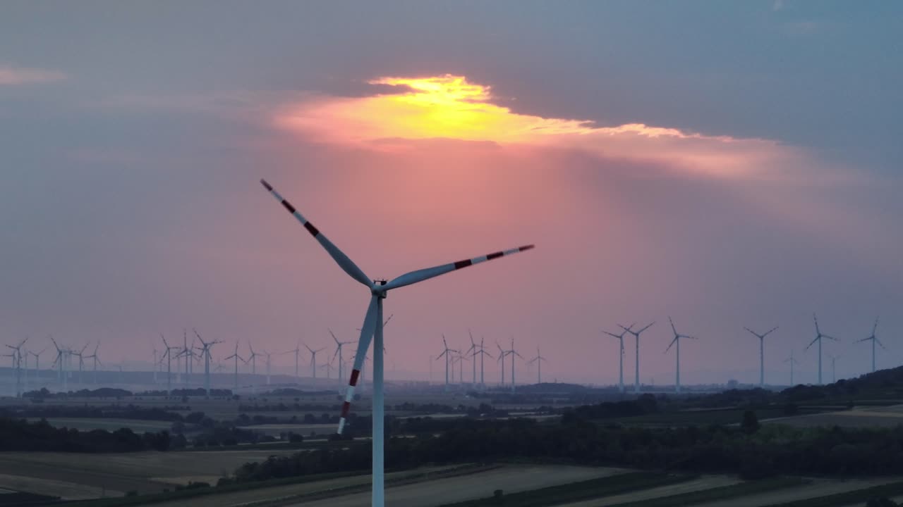 해가 지면 회전 하는 풍력 터빈 의 공중 사진