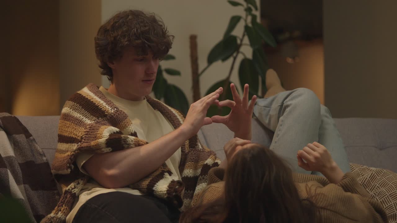 пара отдыхает на диване.