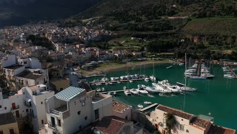vuelo aéreo sobre los tejados de los edificios castellammare del golfo