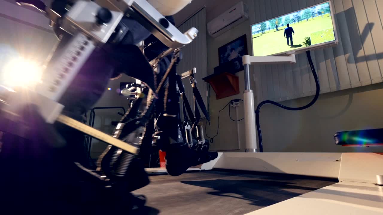 로 지원 재활 치료를 받는 환자입니다.