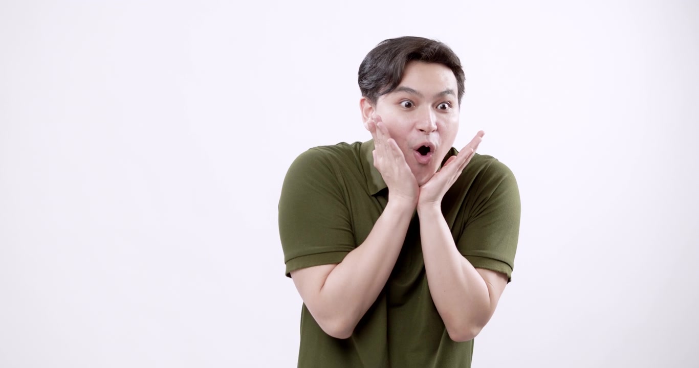 ミニマリストなスタジオで、純粋な喜びと興奮を魅力的な笑顔で表現する若い男性