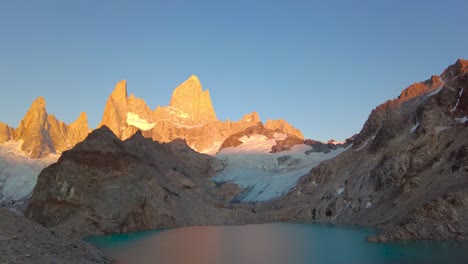 Beautiful-timelapse-of-a-sunrise-in-mount-Fitz-Roy,-the-most-iconic-mountain-in-Patagonia,-by-the-shores-of-Laguna-de-los-Tres
