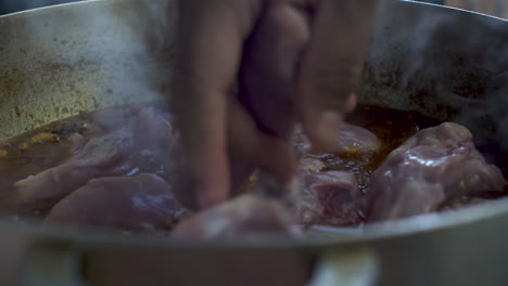 piezas de ave crudas que se colocan y se cocinan en salsa de curry a fuego lento en la olla-1