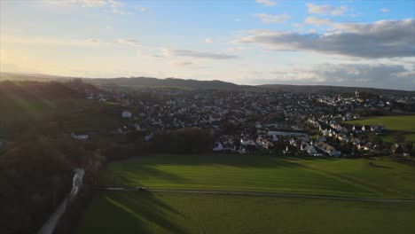 Winterlicher-Sonnenuntergang-In-Warstein:-Drohnenaufnahmen-Der-Stadt-Eingebettet-In-Die-Majestätischen-Sauerländer-Berge