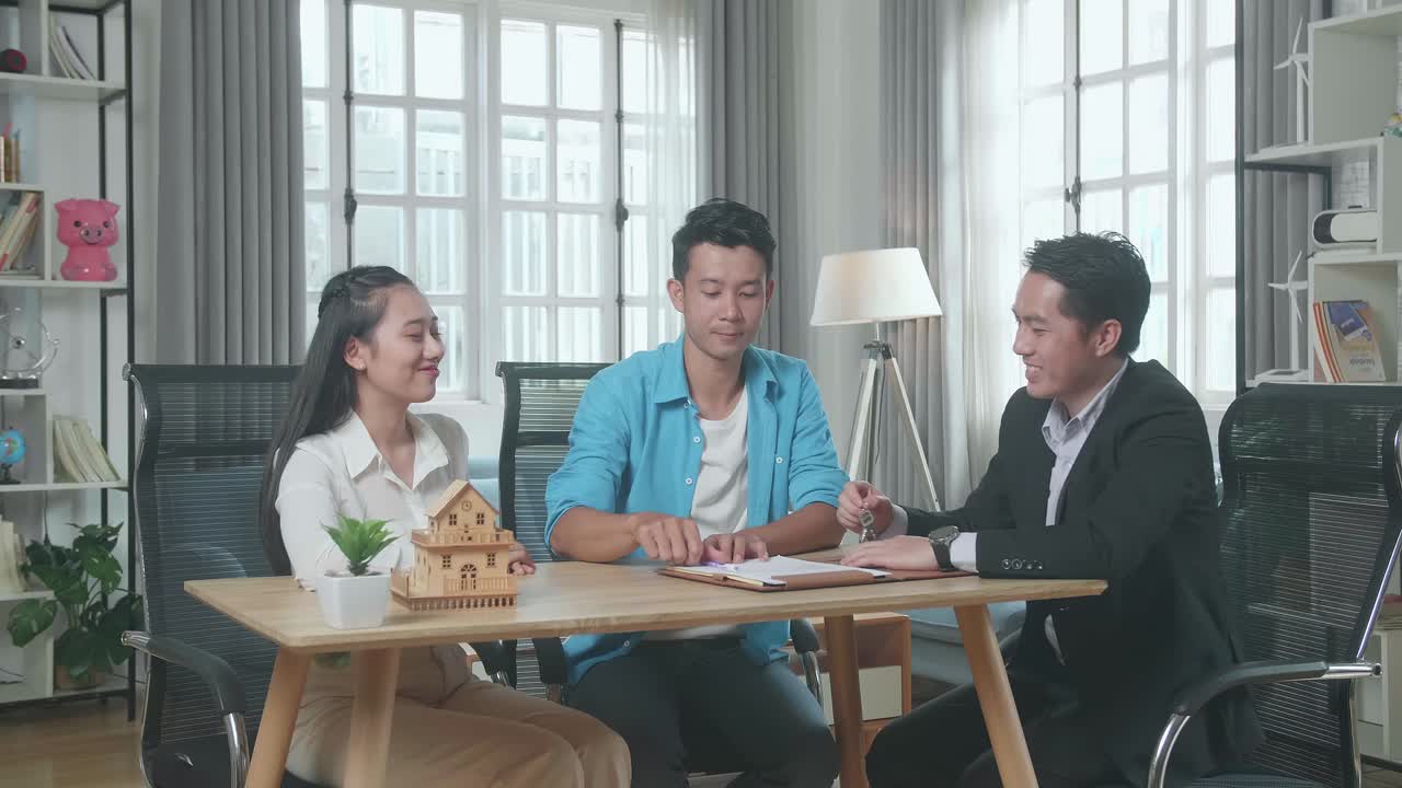 집주인들은 새로운 집의 열를 받습니다.