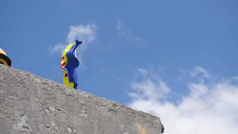 Flagge-Von-Madeira,-Die-Oben-Auf-Stein-Weht