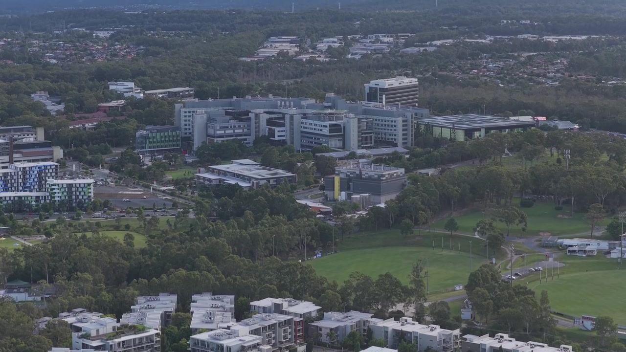 Gold Coast Universitetshospital Campus nær Smith Collective lejlighedskompleks i Queensland, Australien. Luftfoto med tilt-op.