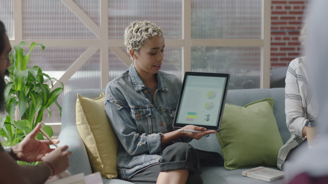 gente de negocios conociendo a un líder de equipo afroamericano mujer usando una tableta digital presentando investigación de mercado mostrando a los clientes el desarrollo de proyectos compartiendo ideas en la presentación de la oficina