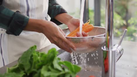 video de las manos de una mujer asiática lavando verduras