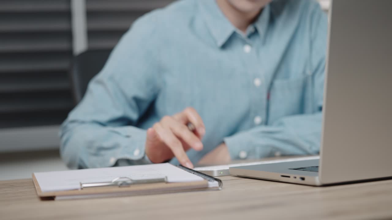 직장 책상에서 계산기를 사용하는 회계사의 손