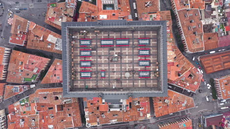 Plaza-Mayor-De-Forma-Rectangular-Toma-Aérea-Superior-Madrid-España