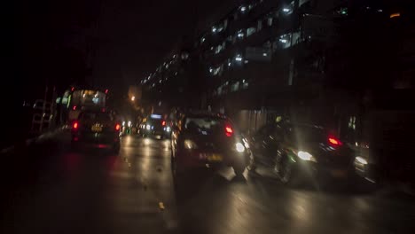 escena callejera de la ciudad nocturna con tráfico