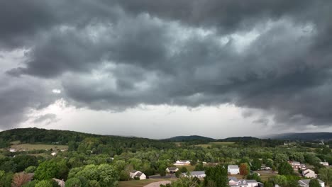 Eine-Luftaufnahme-Eines-Großen-Regensturms,-Der-über-Die-Landschaft-Zieht