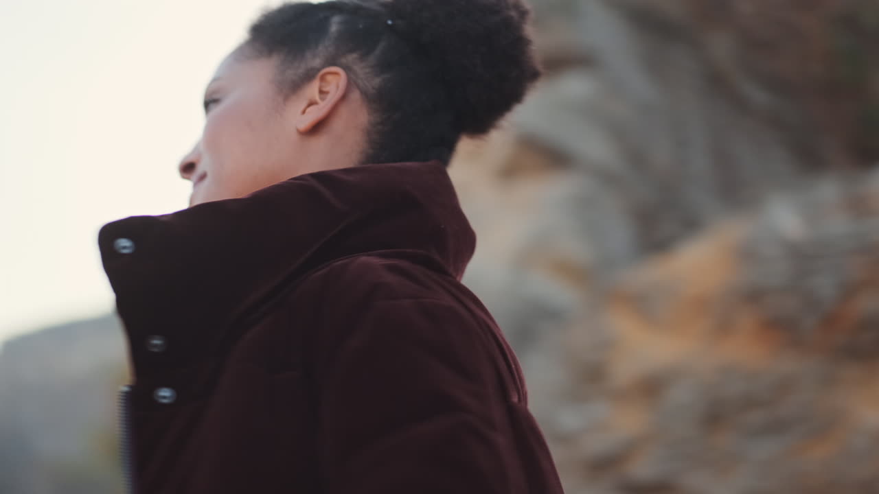 아프리카계 미국인 소녀가 야외에서 회전하고 있습니다.