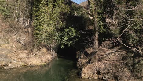 Offenlegung-Des-Grünen-Wassers-Eines-Ruhigen-Flusses-In-Der-Nähe-Von-Bäumen,-Laub-Und-Hügelgebieten