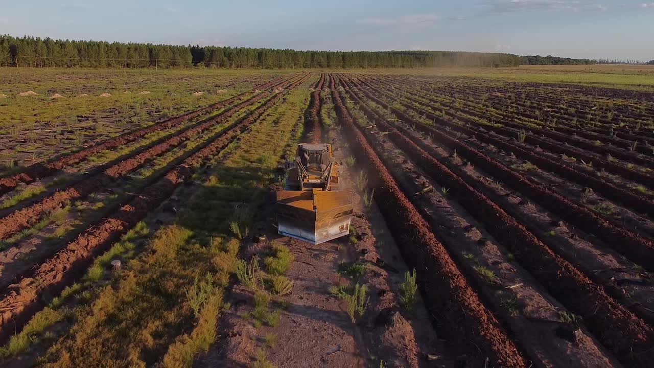 toma aérea de un avión no tripulado de una máquina de preparación de suelo que prepara tierras de agricultura en posadas de misiones argentina