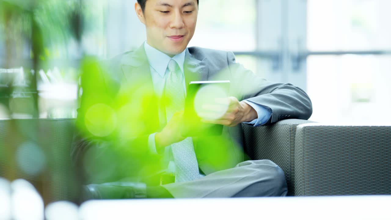 사무실 무선 태블릿을 사용하는 아시아계 중국인 사업가 초상화