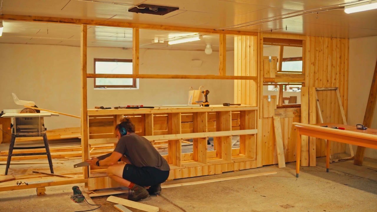 自分のDIYホームバープロジェクトを建設する男性 - タイムラプス。