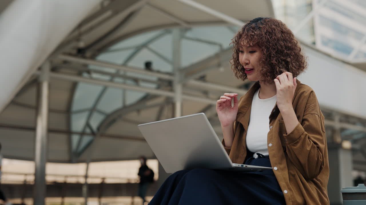 Donna che lavora all'aperto al computer portatile